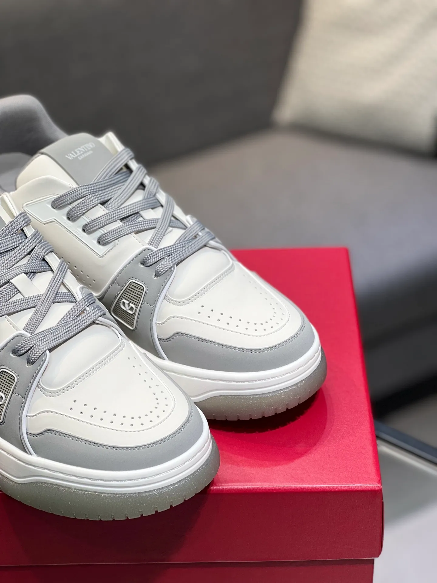 Men's Men's Shoes 💰660 Valentino 2023 early autumn new star shoes are now online! Wang Hedi and Ren Jialun have been worn by many celebrities. Who can refuse the same couple shoes as Wang Hedi! The design of Stars Stab My Heart is cool and spicy. The material of the shoes is cowhide, and every color is beautiful! Size 35-40, men’s size 39-44 (women’s 41, men’s 38, 45🉑️customized)